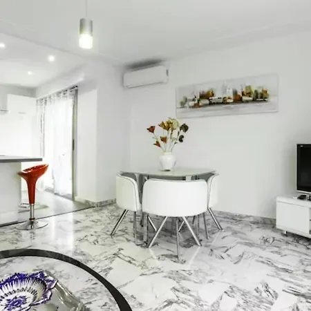 Spacious 2 1 Bedroom Elegance Comfort For Two People ניס